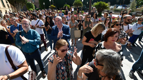 Vecinos se reúnen para guardar un minuto de silencio en memoria de los fallecidos en el incendio ocurrido ayer en la zona de Las Atalayas