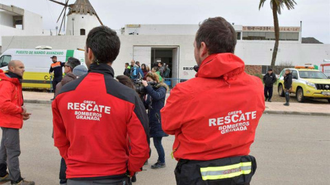 Bomberos de Granada llegando hoy al puesto de mando para participar en la búsqueda de Gabriel, el menor desaparecido en el paraje de las Horticuelas en Nijar. | CARLOS BARBA (EFE)