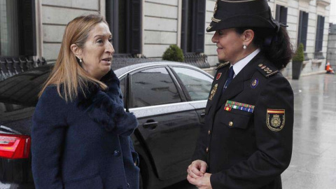 Ana Pastor junto a la comisaria principal de Policía Concha Ramos, a cargo de la seguridad del Congreso. | FERNANDO ALVARADO (EFE)