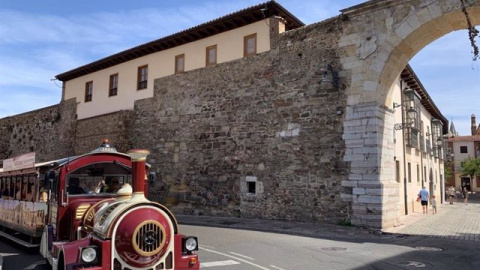 El tren turístico leonés que te permite conocer la ciudad.