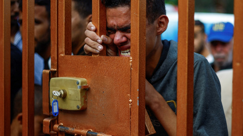 Un joven frente a la puerta del hospital de Khan Younis, en el sur de Gaza, donde se encuentran los cuerpos de los fallecidos, a 17 de octubre de 2023.