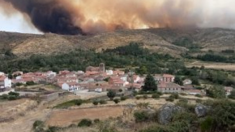 El incendio de Navalacruz avanza sin control y ha arrasado ya 10.000 hectáreas