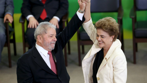 La presidenta de Brasil, Dilma Rousseff, levanta el brazo de su antecesor,  Luiz Inacio Lula da Silva, tras su toma de posesión como ministro de la Presidencia en el Palacio Planalto, en Brasilia. REUTERS/Adriano Machado