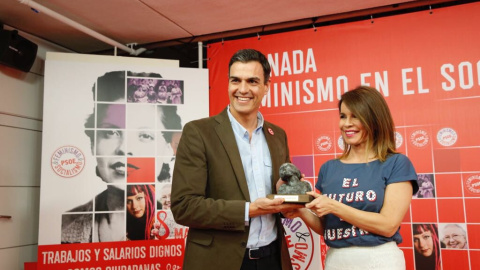 Pedro Sánchez entrega el premio "Rosa Manzano" a la periodista Carme Chaparro. /@PSOE