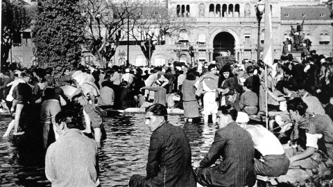 "Las patas en la fuente", imagen histórica del 17 de octubre de 1945 en la Plaza de Mayo de Buenos Aires, fecha fundacional del peronismo.