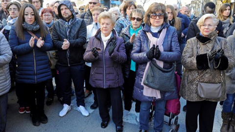 Decenas de vecinos se han concentrado este mediodía a las puertas del ayuntamiento de Banyoles para guardar cinco minutos de silencio por la mujer asesinada a manos de su hija. /EFE