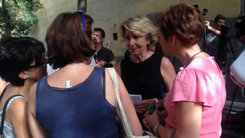 Esperanza Aguirre durante la rueda de prensa frente al edfiicio que okupó el colectivo Patio Maravillas en la calle Divino Pastor de Madrid./ C.G.M.