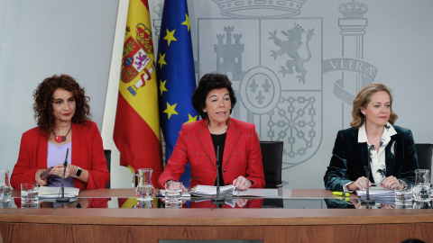 La portavoz del Gobierno, Isabel Celaá (c), la ministra de Hacienda, María Jesús Montero (i), y la de Economía, Nadia Calviño (d), durante la rueda de prensa posterior a la reunión del Consejo de Ministros en la que se han aprobado los Pres