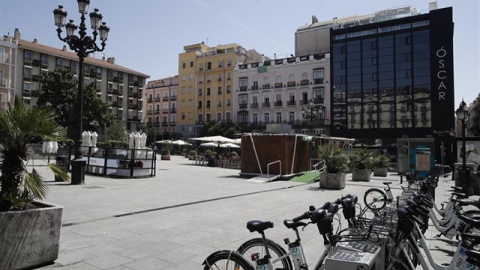 Bicicletas de uso compartido y terrazas en la plaza de Pedro Zerolo en Madrid.Eduardo Parra - Europa Press - Archivo