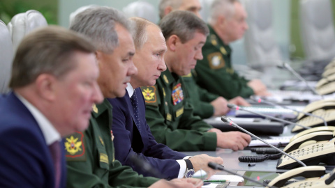 El presidente ruso Vladimir Putin durante una visita el Centro de Control de la Defensa Nacional en Moscú. / REUTERS - KREMLIN