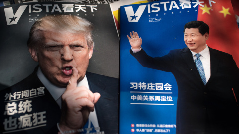 Revistas con portadas del presidente estadounidense Donald Trump (izquierda) y del presidente de China, Xi Jinping (derecha), en una imagen de archivo. / AFP - NICOLAS ASFOURI