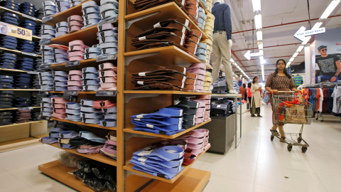 Camisas se amontonan en las estanterías de una tienda de la India. REUTERS/Rupak De Chowdhuri