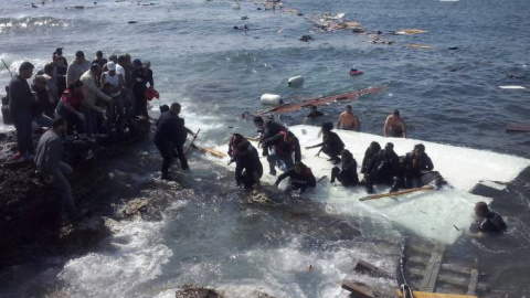 Inmigrantes indocumentados llegan a la playa de Zefyros en Rodas ,Grecia. EFE