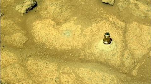 Broca dejada en el suelo de Marte por el rover Perseverance.