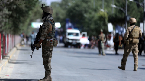 17/09 / 2019.- Soldados de seguridad afganos hacen guardia en el sitio de un ataque suicida EFE / EPA / JAWAD JALALI