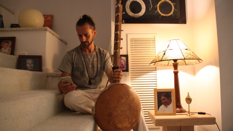 Ravi practica Bhakti Yoga