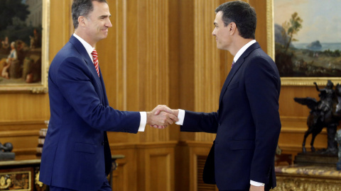 Pedro Sánchez junto al rey Felipe VI en las ruedas de consulta para la formación de gobierno este jueves/REUTERS