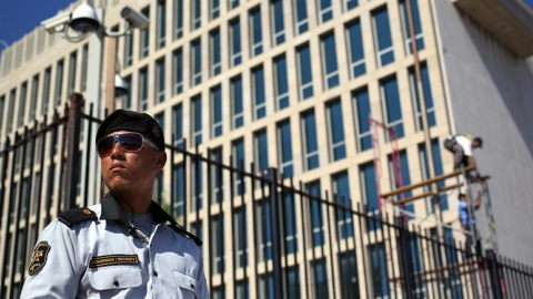 Un militar cubano custodia la Embajada de Estados Unidos en La Habana (Cuba). El próximo 14 de agosto se realizará en este lugar la ceremonia de izado de la bandera estadounidense, acto al que se espera que asista el Secretario de Estado es