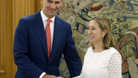 El rey Felipe VI saluda a la presidenta del Congreso, Ana Pastor, a su llegada al palacio de la Zarzuela. EFE/Ángel Díaz