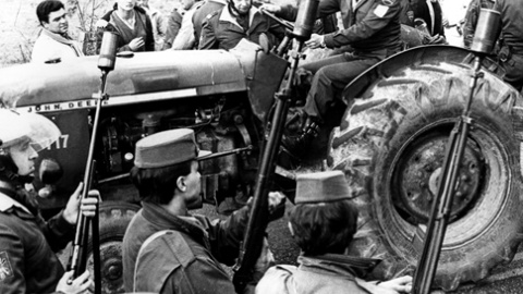 4/11/23 Imagen de 1987 de un agente de la policía nacional retirando un tractor usado por los trabajadores de la fábrica de Alúmina-Aluminio para cortar una carretera.