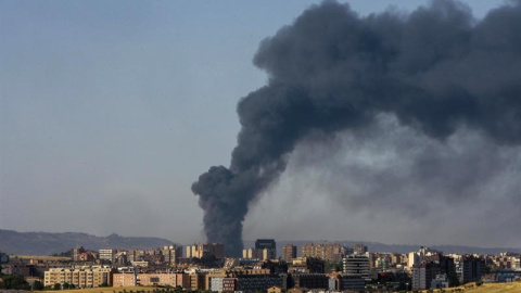 Una gran columna de humo aparece sobre el municipio de Chiloeches, Guadalajara, como consecuencia del incendio declarado esta madrugada en una planta de reciclado del polígono industrial. EFE/Pepe Zamora