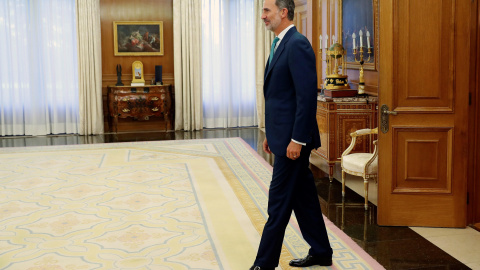 El rey Felipe VI momentos antes de recibir a la presidenta del Congreso, Meritxell Batet, en el Palacio de la Zarzuela para preparar la ronda de consultas con los partidos políticos. EFE/Chema Moya