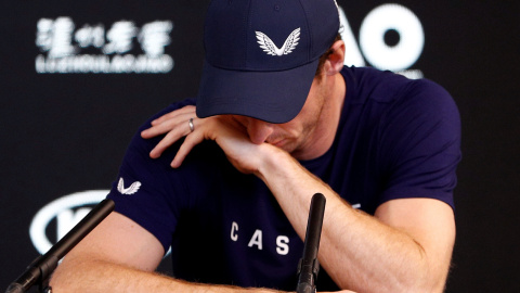 El tenista Andy Murray, conteniendo el llanto durante la rueda de prensa. Reuters.