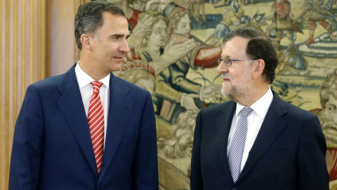 El rey Felipe VI recibe al presidente del Gobierno en funciones, Mariano Rajoy (d), en el Palacio de la Zarzuela.  EFE/Ángel Diaz