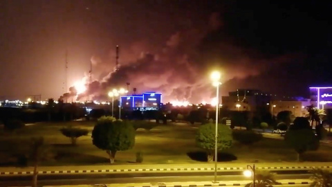 Columnas de humo del fuego provocado por el ataque de drones en las instalaciones de la petrolera estatal Aramco en Abqaiq (Arabia Saudita). REUTERS