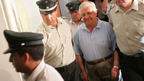 Fotografía de archivo, del 28 de enero de 2004, del exgeneral del ejército chileno Manuel Contreras durante un traslado desde el Palacio de Tribunales hacia el Centro de Detención Cordillera. en Santiago (Chile). EFE/Alejandro Araos