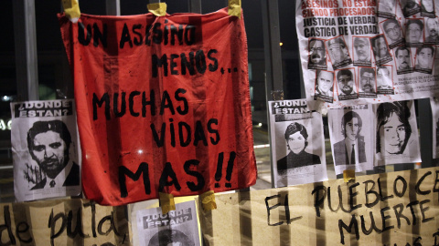 Varias personas se manifiestan tras la muerte del general Manuel Contreras en el hospital militar de Santiago (Chile). EFE/José Miguel Caviedes