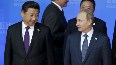 El presidente ruso Vladimir Putin junto al presidente de China Xi Jinping.  REUTERS/Sergei Karpukhin