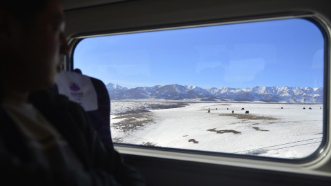 Un pasajero viaja desde Lanzhou hasta la región china de Xinjiang. AFP