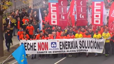 Miles de personas salen a la calle en A CoruÃ±a para tratar de parar el cierre de Alcoa