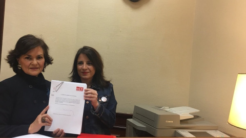 Las socialistas Carmen Calvo y Adriana Lastra hoy en el Congreso. /PSOE