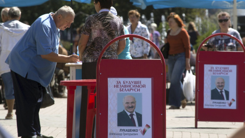 Un seguidor de Alexander Lukashenko, firma en Minsk apoyando su candidatura a las elecciones de octubre. REUTERS / Vasily Fedosenko