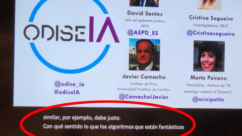 Curiosidad: durante la presentación se proyectó en las pantallas un sistema de subtitulado en directo que, cmo se ve, no funcionó muy bien. A la inteligencia artificial le queda un rato aún. Público