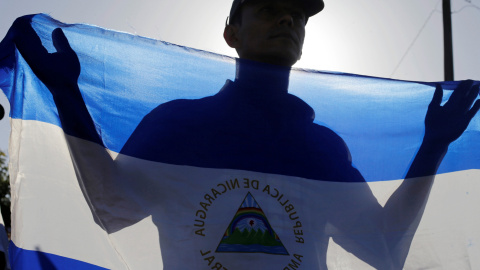 Un manifestante sujeta la bandera de Nicaragua./REUTERS