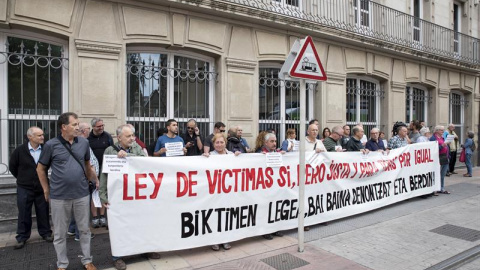 Una treintena de víctimas del Estado y de los sucesos del 3 de marzo de 1976 en Vitoria, cuando cinco trabajadores murieron por disparos de la Policía tras una asamblea, se han concentrado al inicio del pleno frente al Parlamento Vasco, que