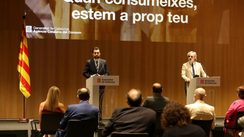 El conseller, Roger Torrent, i el director de l'ACC, Francesc Sutrias, en la presentació de la campanya 'A prop teu'