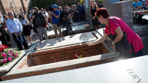 Una mujer coloca flores en la tumba de Ascensión Mendieta, uno de los iconos de la recuperación de la Memoria Histórica en España, que a los 88 años voló a Buenos Aires para lograr apoyo legal argentino en la búsqueda de los restos de su pa