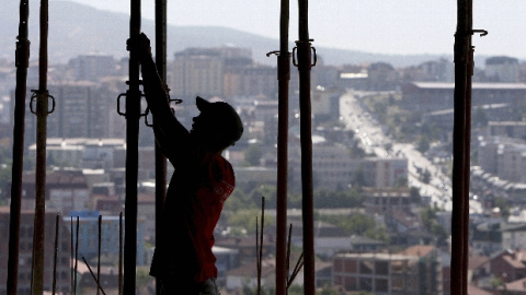 La fuerte destrucción de puestos de trabajo en el sector de la construcción ha hecho que en el segundo trimestre del año el empleo en España sólo crezca el 0,4 por ciento.