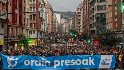 12/01/2019.- Decenas de miles de personas se han manifestado hoy en Bilbao para pedir cambiar la política penitenciaria que se aplica a los reclusos de ETA. EFE/Miguel Toña