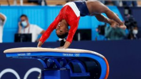 Simone Biles se retira para centrarse en su salud mental y Rusia gana su primer oro en gimnasia artística