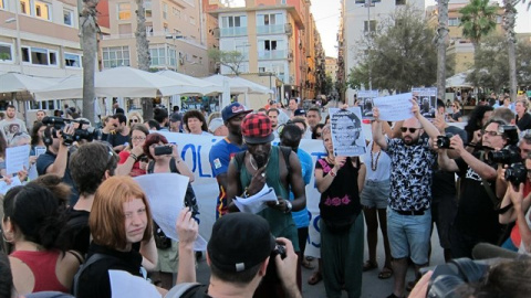 La protesta por los 'manteros' detenidos interrumpe el acto sobre refugiados./ EUROPA PRESS