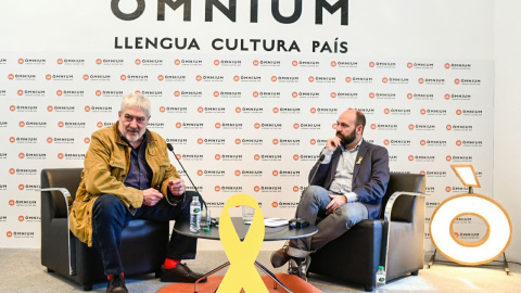 L'escriptor Quim Monzo i el vicepresident d'Òmnium Cultural, Marcel Mauri, en compareixença aquest dimecres, per presentar el Premi d'Honor de les Lletres Catalanes atorgat a Monzó. Òmnium Cultural.