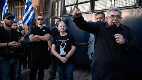 El líder del partido neonazi griego Amanecer Dorado, Nikos Michaliolakos, se dirige a sus seguidores en una concentración frente al sitio en donde se construye la primera mezquita e Atenas. AFP/Louise Gouliamaki