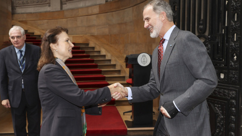 La nueva canciller argentina, Diana Mondino, saluda a Felipe VI antes de la toma de posesión de Javier Milei como presidente de Argentina, a 9 de diciembre de 2023.