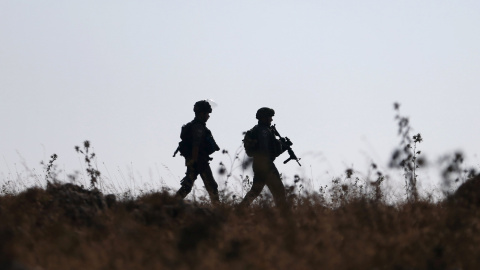 Policías israelíes de frontera, cerca del campo de refugiados palestinos de Jalazoun, cerca de Ramala. REUTERS/Mohamad Torokman