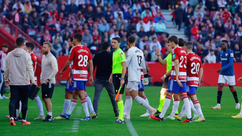 Momento en el que los jugadores del Granada y el Athletic salen del campo.